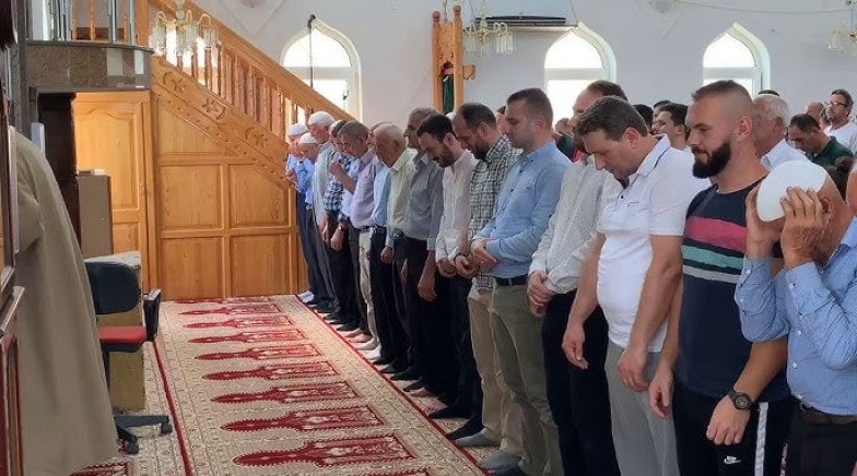 Mazhoranca rrëzon propozimin për 2 orë pushim për namazin e xhumasë