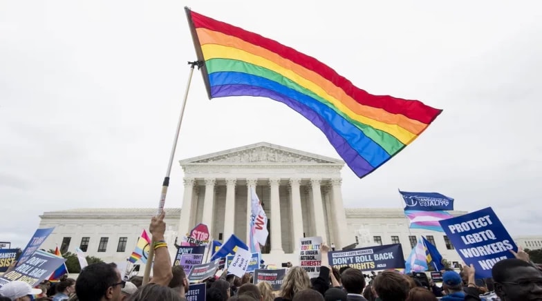 Gjykata Supreme në krah të prindërve: Jo detyrim për librat me temë LGBTQ në shkolla