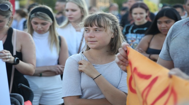 Protesta në Tiranë për Gazën: Greta Thunberg mes aktivistëve në sheshin “Skënderbej”